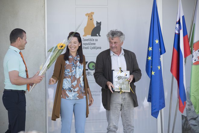 Vodja zavetišča Marko Oman, direktorica ZOO Barbara Mihelič med podelitvijo zahvale podžupanu Janezu Koželju. FOTO: Jure Eržen/Delo