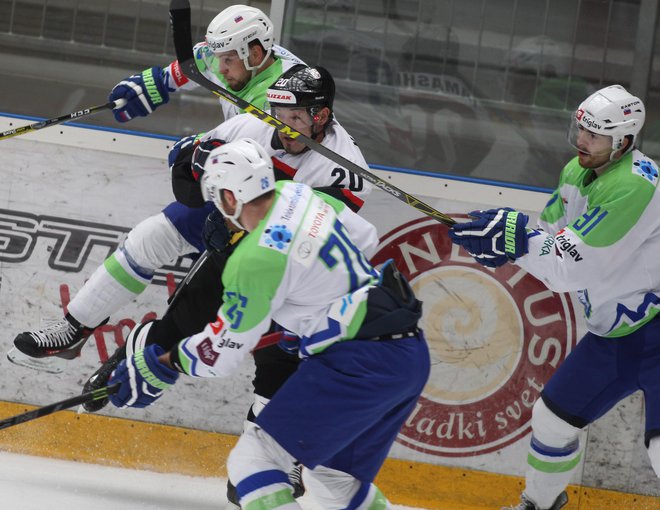 Žiga Pance ter strelca v zadnji tretjini Jan Urbas in Miha Verlič so se trudili po najboljših močeh, na koncu pa ostali brez želenega plena. FOTO: Tomi Lombar/Delo