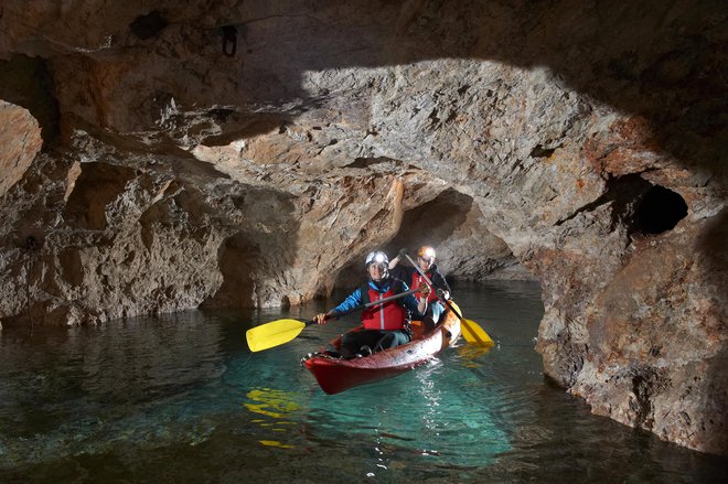 Slovenska turistična organizacija je avanturi s kajakom v podzemlju Pece dodelila naziv Slovenia Unique Experience, oznako za edinstveno petzvezdično doživetje. Foto Tomo Jeseničnik/RRA Koroška