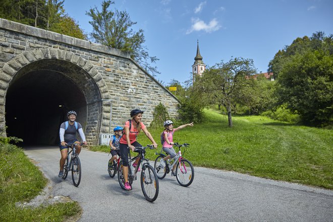 Štrekna slovi kot ena najbolj urejenih kolesarskih poti v državi. Speljana je po trasi nekdanje železniške proge, ki je povezovala Velenje in Dravograd. Foto Ivan Pisar/RRA Koroška