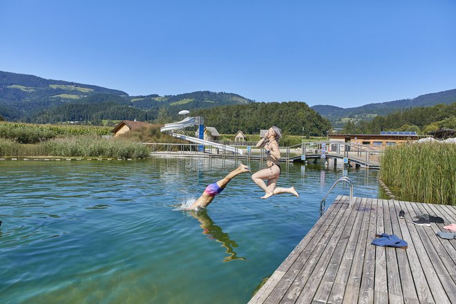 Ne prenesete klora? V radeljskem vodnem parku za čiščenje vode ne uporabljajo kemikalij. To delo opravijo peščeni filtri in rast­line, ki rastejo ob robu jezera. Foto Ivan Pisar/RRA Koroška