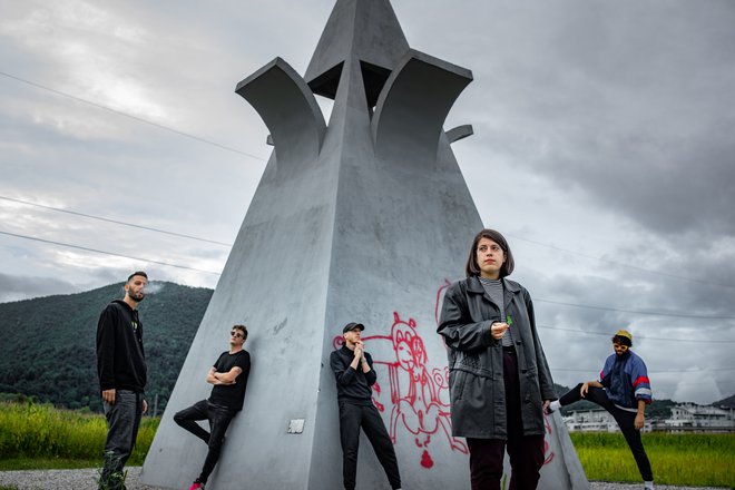 Fotografija je nastala pri spomeniku Janeza Suhadolca, postavljenem na mestu vižmarskega ljudskega tabora ob njegovi stoletnici, zraven pa so člani skupine (z leve): Filip Đurić, Vid Greganovič, Peter Frankl, Juca Bonaca in Benjamin Krnetić. FOTO: Voranc Vogel