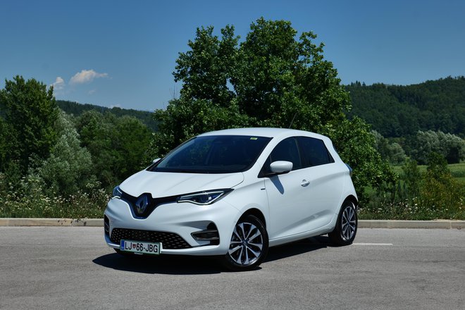 Renault zoe z najzmogljivejšim elektromotorjem in najbogatejšo opremo stane dobrih 31 tisočakov, cena vstopnega modela se začne pri 25.340 evrih. FOTO: Blaž Kondža