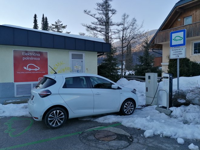 Hitre polnilnice z izmeničnim tokom so običajno postavljene v mestih. Zoe je sposoben baterijo polniti z močjo 22 kW, kar pomeni, da jo boste popolnoma napolnili že v poltretji uri, denimo med daljšim sprehodom ali prireditvijo. No, če vse skupaj deluje. Tale polnilnica v Kranjski Gori je takoj po začetku polnjenja omagala. FOTO: Boštjan Okorn