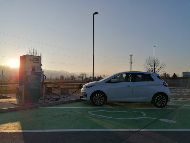 Ko je treba res hitro dodati energijo, so najbolj primerne hitre polnilnice z enosmernim tokom (AC). FOTO: Boštjan Okorn