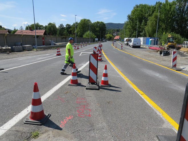 Začetek gradnje krožišča na avtocestnem izvozu iz ljubljanske smeri na Vrhniki. FOTO: Bojan Rajšek/Delo