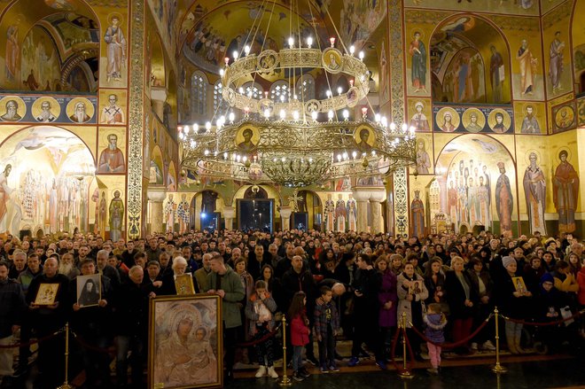 Etnična trenja v Črni gori je že lani podžgal zakon o lastništvu cerkvenih nepremičnin, proti kateremu je takrat v Podgorici protestiralo več tisoč vernikov Srbske pravoslavne cerkve. Foto Savo Prelevic/AFP