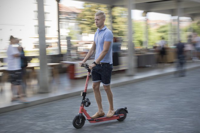 Letošnja poletna turistična sezona v prestolnici je precej boljša od lanske, a še vedno težko primerljiva s poletnimi meseci leta 2019. Turiste poskušajo dlje zadržati v Ljubljani tudi z novo pridobitvijo &ndash; najemom električnega skiroja. FOTO: Jure Eržen/Delo