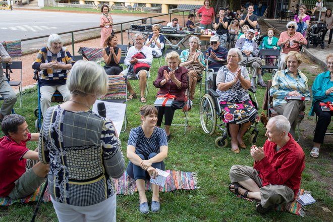 V okviru festivala Mladi levi v organiziraciji zavoda Bunker se je pet dni na delavnici, poimenovani Nepraktične ženske, družilo in ustvarjalo sedem stanovalcev iz doma starejših občanov Tabor. FOTO: Voranc Vogel/Delo