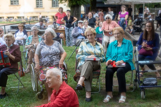 V zavodu Bunker so si še posebno želeli sodelovati z upokojenci, saj so v obdobju zaprtja zaradi koronavirusa izgubili stik. FOTO: Voranc Vogel/Delo