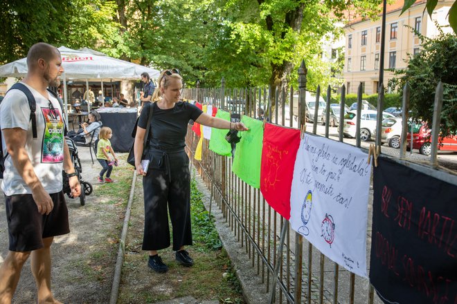 Ustvarjali smo in se pri tem tudi zabavali ter na poseben način izrazili sebe, so povedali udeleženci delavnice, ki so svoje verze predstavili na poslikanih tkaninah, nastala je tudi zbirka pesmi. FOTO: Voranc Vogel/Delo