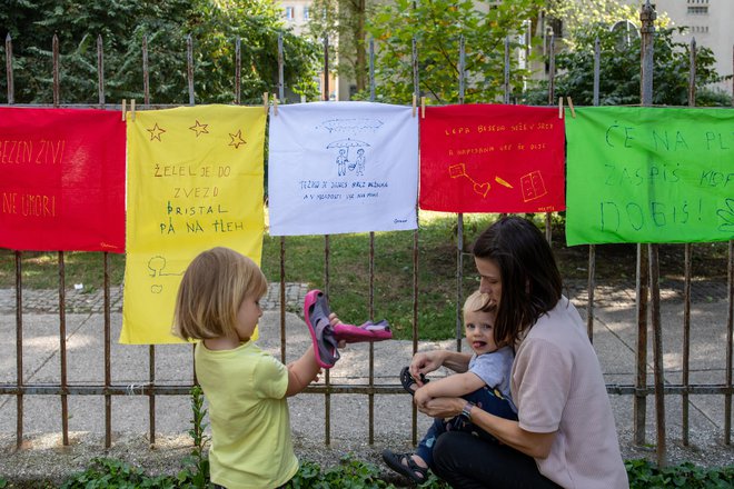 Ustvarjali so pesmi na različne teme, oblikovali naslove, pokomentirali vsebino, zadnja dva dni pa so zapisano slikali na prtičke. FOTO: Voranc Vogel/Delo