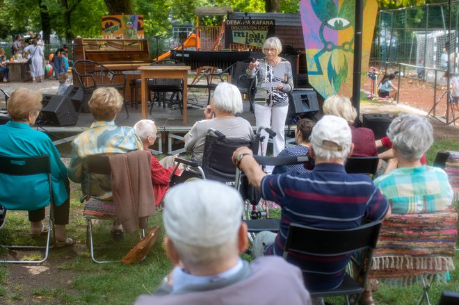 »Najprej smo vadili na papir, potem pa verze prenesli na blago. Lepo smo se imeli,« so povedali stanovalci doma starejših Tabor, ki so sodelovali na delavnici. FOTO: Voranc Vogel/Delo