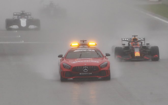 Max Verstappen (desno) je za varnostnim avtomobilom v svojo korist odločil veliko nagrado Belgije. FOTO: Christian Hartmann/Reuters