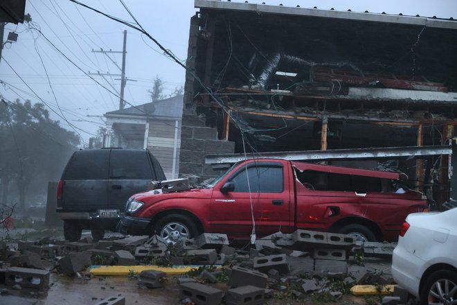 V Louisiani je brez elektrike ostalo več kot milijon gospodinjstev. FOTO: Scott Olson/Afp