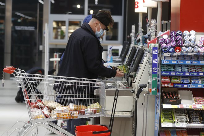 Za trgovine bi lahko zahtevali pogoje PCT ali omejili obisk na velikost trgovine. Omejitev naj ne bi veljala za živilske trgovine.
