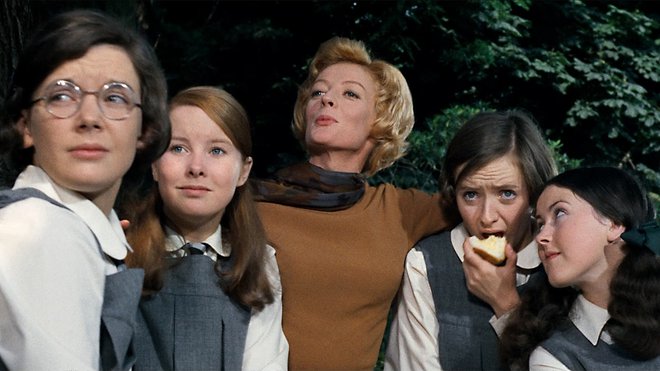 Leta 1969 je bil roman prilagojen za film, v katerem je naslovno vlogo odigrala Maggie Smith in za nastop prejela oskarja za glavno žensko vlogo. FOTO: prizor iz filma The Prime of Miss Jean Brodie