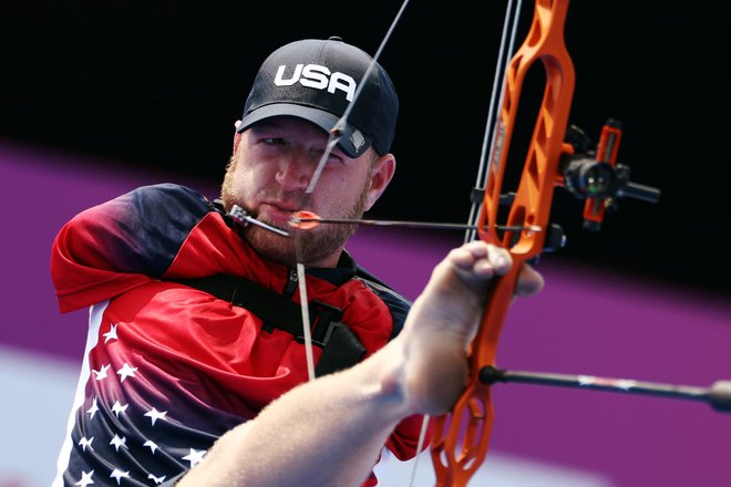 Portret Američana Matta Stutzmana v šesnajstini finala v lokostrelstvu na paraolimpijskih igrah v Tokiu. FOTO: Lisi Niesner/Reuters<br />
&nbsp;