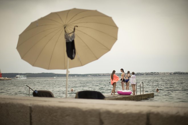 Do sredine septembra prihajajo tudi gostje, ki se želijo izogniti gneči na vrhuncu kopalne sezone. FOTO: Jure Eržen/Delo