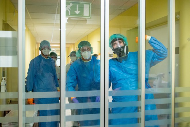 Ključno breme skrbi za bolnike, ki zaradi covida-19 v Sloveniji potrebujejo bolnišnično oskrbo in intenzivno nego, je neposredno na 100 do največ 135 zdravnikih specialistih. FOTO: Voranc Vogel/Delo