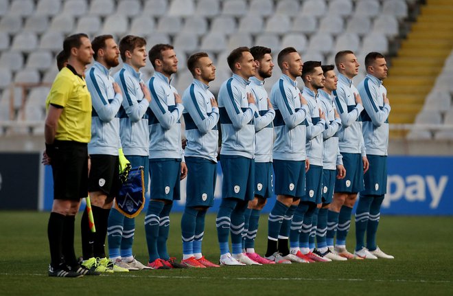 Slovenski nogometaši pred marčevsko tekmo v Nikoziji. FOTO: Yiannis Kourtoglou/Reuters