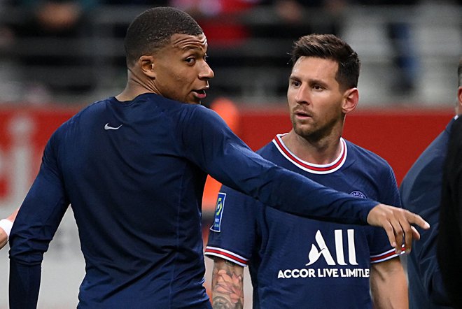 Mbappe (levo) je na zelenici minuli konec tedna prvič pozdravil novega soigralca Lionela Messija, a kaj lahko bi se zgodilo, da bosta skupaj v dresu PSG odigrala le prgišče minut. FOTO: Franck Fife/AFP