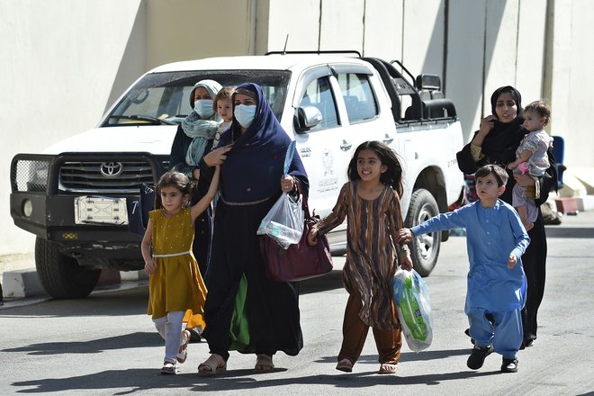 Notranji ministri držav EU si bodo jutri na izrednem zasedanju prizadevali za ukrepe, ki bi pomagali preprečiti ponovitev scenarija iz leta 2015, ko so se države članice spoprijele z velikim migracijskim pritiskom. Države EU bodo poleg lokalnega osebja in njihovih družin pripravljene sprejeti predvsem ljudi iz ogroženih skupin, ženske, dekleta in otroke.<br />
FOTO: Wakil Kohsar/AFP