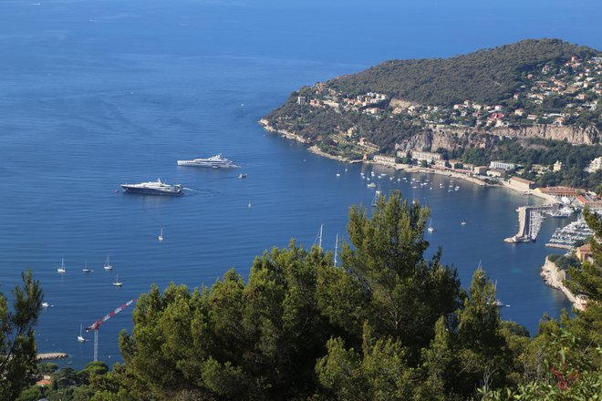 Mestece Villefranche-sur-Mer je polno dragih vil, vozil in plovil. FOTO: Milan Ilić