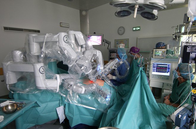 V SIQ preizkušajo in certificirajo različne medicinske pripomočke, med drugim robotske sisteme Da Vinci, ki kirurgom pomagajo pri operacijah prostate, pa tudi dele robotov za celotno endoskopsko operacijo. FOTO: Igor Zaplatil/Delo