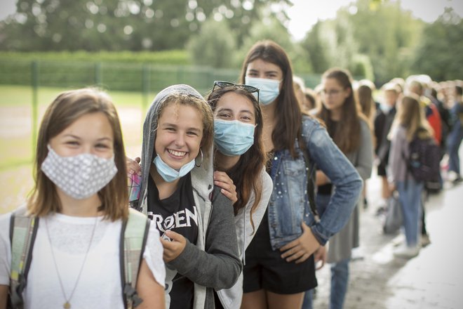 Prvi šolski dan bo zelo podoben lanskemu. Da bi le šolsko leto potekalo v šoli. FOTO: Jure Eržen/Delo