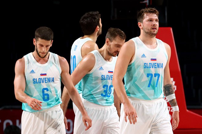 Luka Dončić in soigralci med zadnjim nastopom na OI 2020 v Tokiu, od koder so se vrnili s četrtim mestom. FOTO: Brian Snyder/Reuters