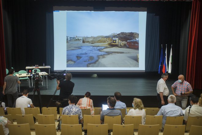 Založani na neznosen smrad, ki se širi z območja zbirnega centra podjetja ML Surovine, opozarjajo že od konca junija. FOTO: Jure Eržen/Delo