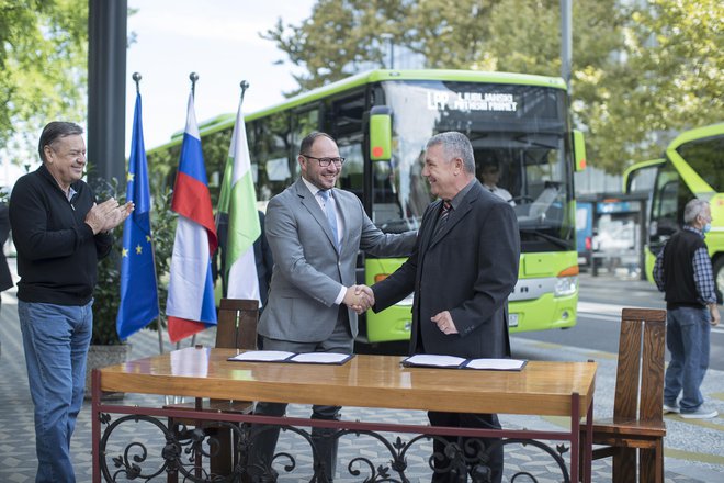 Podpis pogodbe med ministrom za infrastrukturo Jernejem Vrtovcem in direktorjem LPP Petrom Horvatom za brezplačno vožnjo upokojencev in starejših od 65 let z mestnim avtobusom po Ljubljani. FOTO: Jure Eržen/Delo