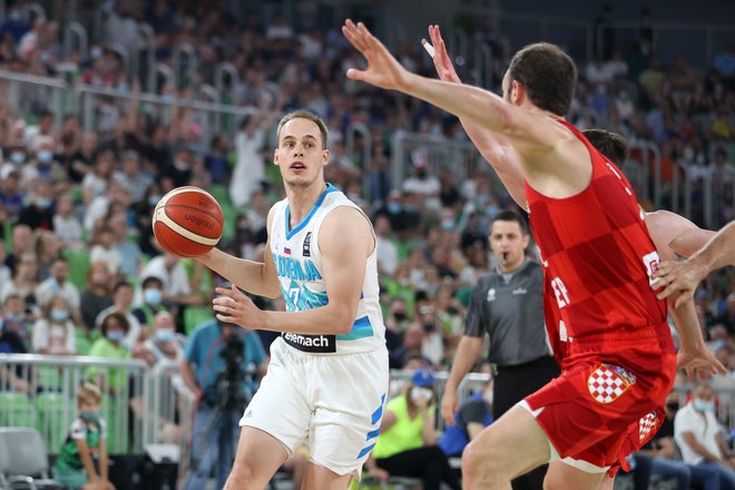 Slovenski košarkarji so se pomerili s Hrvaško tik pred letošnjimi kvalifikacijami za OI, v Stožicah ji je Klemen Prepelič nasul 31 točk ob zmagi s 97:88. FOTO: KZS