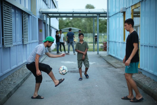 V uradu varuha človekovih pravic opozarjajo tudi na utesnjenost in prenatrpanost nekaterih prostorov za migrante v azilnem domu in centru za tujce. FOTO: Jure Eržen