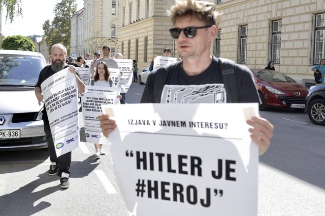 Protestniki so na okna ministrstva izobesili plakate z več izjavami, ki jih je predsednik društva za promocijo tradicionalnih vrednot&nbsp;Urban Purgar javno objavil na družbenih omrežjih.&nbsp;FOTO: Voranc Vogel/Delo