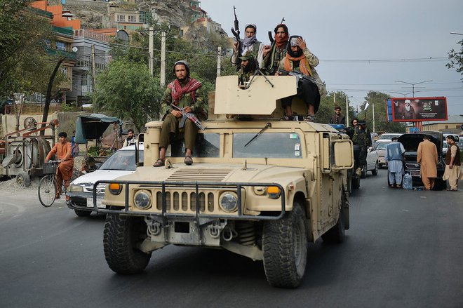 Talibske patrulje na kabulskih ulicah gospodarijo z ameriškimi vojaškimi vozili. FOTO: Hoshang Hashimi/AFP