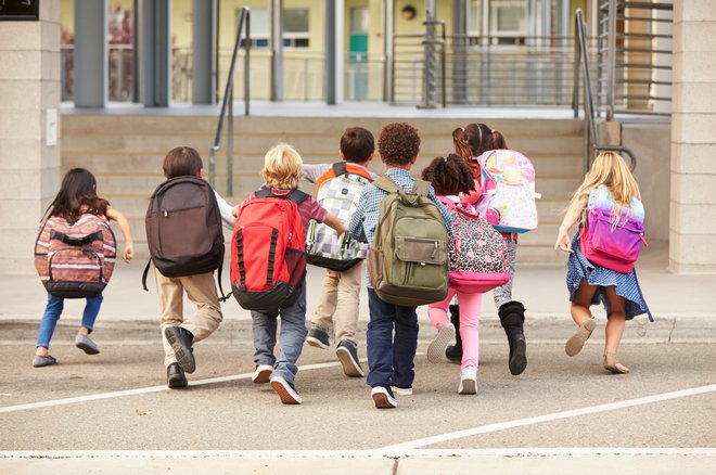 Danes se bodo mnogi šolarji najbrž spet počutili kot prvošolci. FOTO: Shutterstock