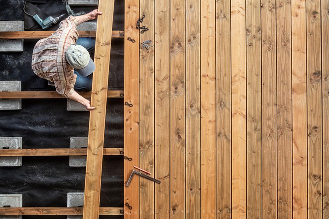V projektu raziskujejo načine za oceno kakovosti oziroma razvrščanje recikliranega lesa v trdnostne razrede, saj je to ključni podatek za ponovno uporabo. FOTO: Shutterstock