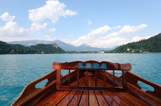 Bled in njegova okolica ponujata aktivnosti na pros­tem vse leto, od gorskih poti do veslanja po jezeru in poletnega sankanja po hribu Straža, so zapisali v reviji. FOTO: Dejan Javornik/Slovenske novice