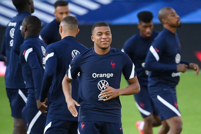 Kylian Mbappe se medtem nasmejan pripravlja s francosko reprezentanco na dvoboj z BiH. FOTO: Franck Fife/AFP