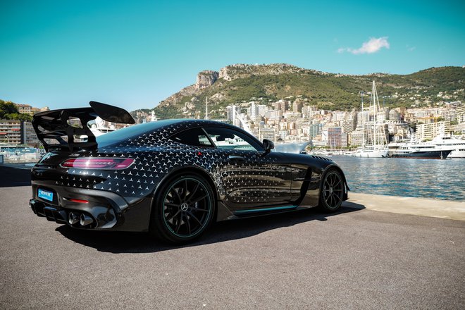 Valtteri Bottas se je nadvse razveselil mercedesa AMG GT Black Serie. FOTO: Twitter V. B.