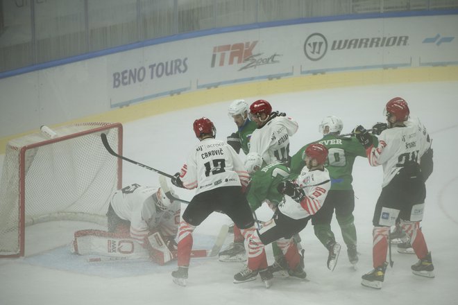 Naslov branijo Jeseničani, ki so v minuli sezoni proslavljali dvojno krono. FOTO: Jure Eržen/Delo