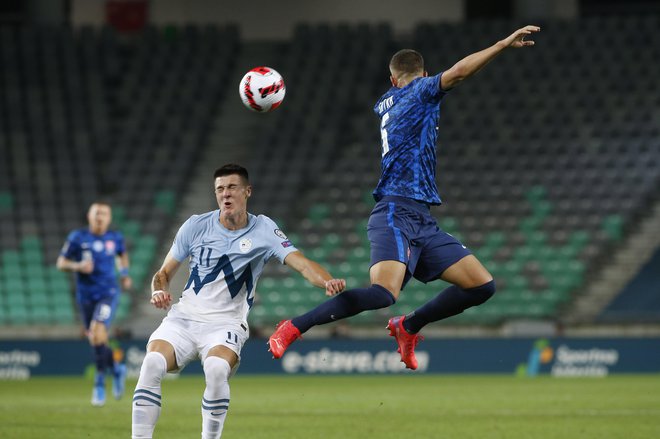 Benjamin Šeško je na šele tretji tekmi za člane, prvi uradni, povzročal številne preglavice Slovakom. FOTO: Voranc Vogel