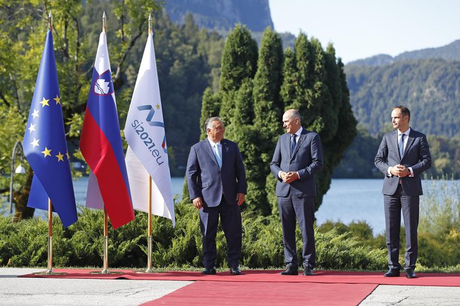 Gre za ugnezdenje države v višegrajskem taboru, ne toliko formalno v njihovi organizaciji kot popolnoma skladno z vladnimi interesi in vizijo prihodnosti EU.<br />
FOTO: Leon Vidic/Delo