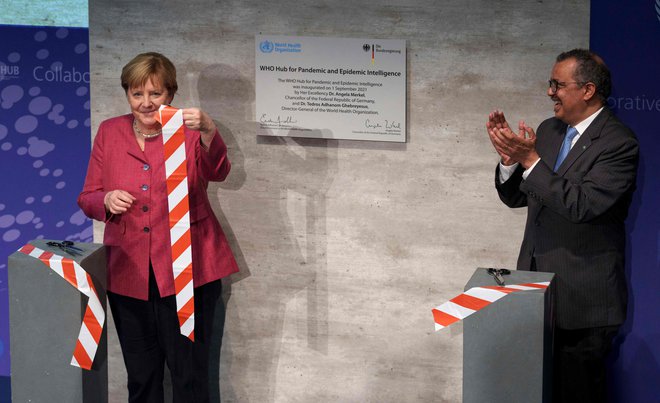 Nemška kanclerka Angela Merkel in generalni direktor WHO Tedros Adhanom Ghebreyesus med odprtjem novega centra za raziskave epidemij in pandemij v Berlinu. Foto Michael Sohn/Afp