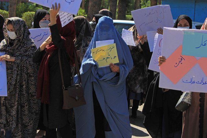 V mestu Herat na zahodu države se je danes zbralo okoli 50 žensk in se zavzemalo za svoje pravice. FOTO: AFP