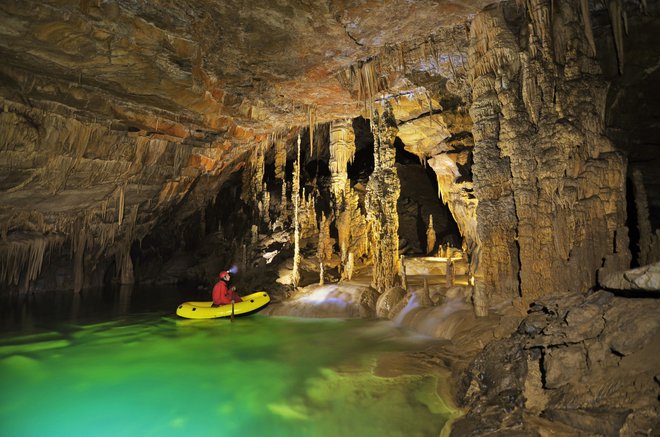 Podzemna jezera so tista, ki naredijo Križno jamo posebno.<br />
FOTO: Gašper Modic