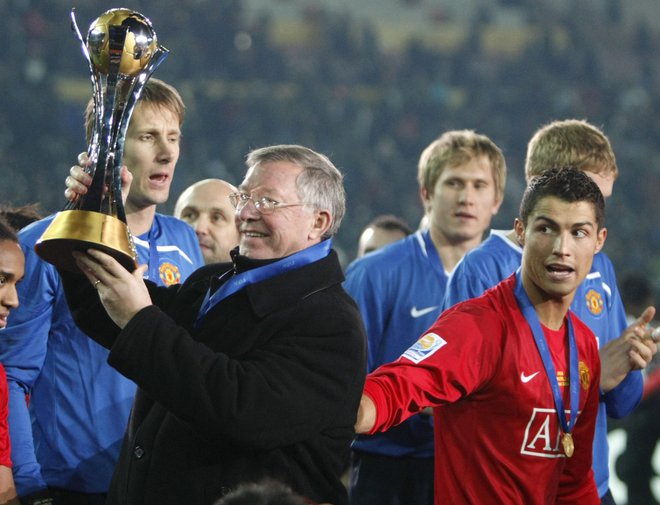 Skupaj sta Ferguson in Ronaldo dvignila številne trofeje, tudi tisto za zmago v finalu svetovnega klubskega prvenstva. FOTO: Toru Hanai/Reuters