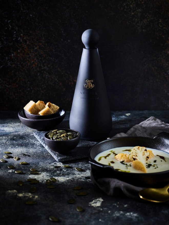 Luxury black bottle je zasnoval večkrat nagrajeni<br />
oblikovalec Gregor Žakelj ter ustvaril čudovit preplet in sozvočje vsebine in njenega ovoja. Foto osebni arhiv Oljarne Kocbek